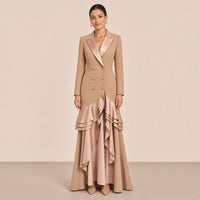Robe longue tailleur SAKIWE camel à revers en satin et volants, vue de face