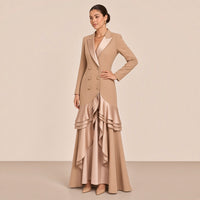Robe longue tailleur SAKIWE camel à revers en satin et volants, main sur la hanche, vue de trois-quarts