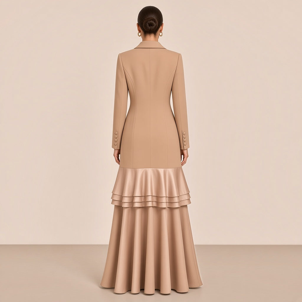 Robe longue tailleur SAKIWE camel à revers en satin et volants, vue de dos avec volants autour des hanches