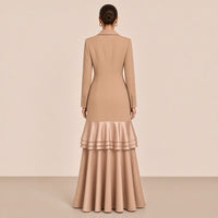 Robe longue tailleur SAKIWE camel à revers en satin et volants, vue de dos avec volants autour des hanches