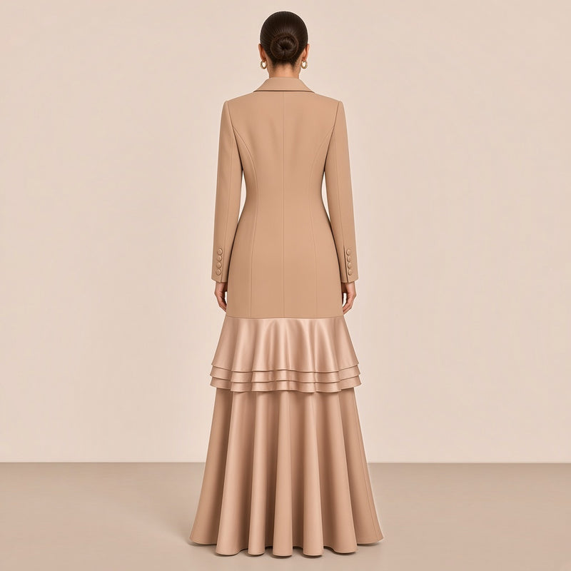 Robe longue tailleur SAKIWE camel à revers en satin et volants, vue de dos avec volants autour des hanches