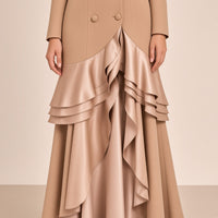 Robe longue tailleur SAKIWE camel à revers en satin et volants, gros plan sur les volants en cascade