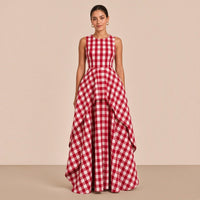 Robe longue en vichy sans manches à surjupe SAKIWE rouge, mannequin de face