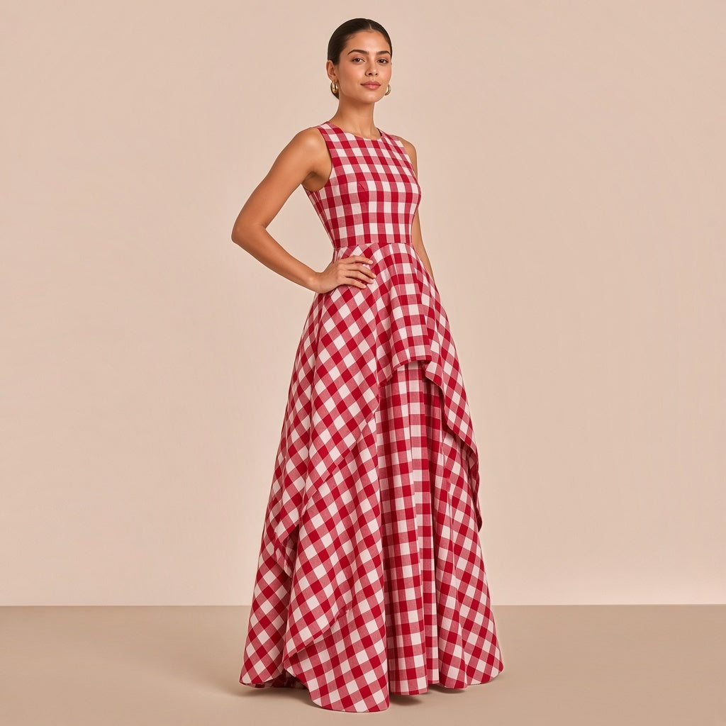 Robe longue en vichy sans manches à surjupe SAKIWE rouge, main sur la hanche, vue de trois quarts