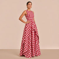 Robe longue en vichy sans manches à surjupe SAKIWE rouge, main sur la hanche, vue de trois quarts