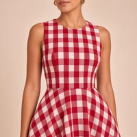 Robe longue en vichy sans manches à surjupe SAKIWE rouge, gros plan buste et col rond