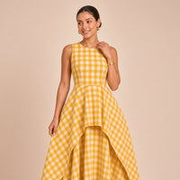 Robe longue en vichy sans manches à surjupe SAKIWE jaune, plan taille, main au col