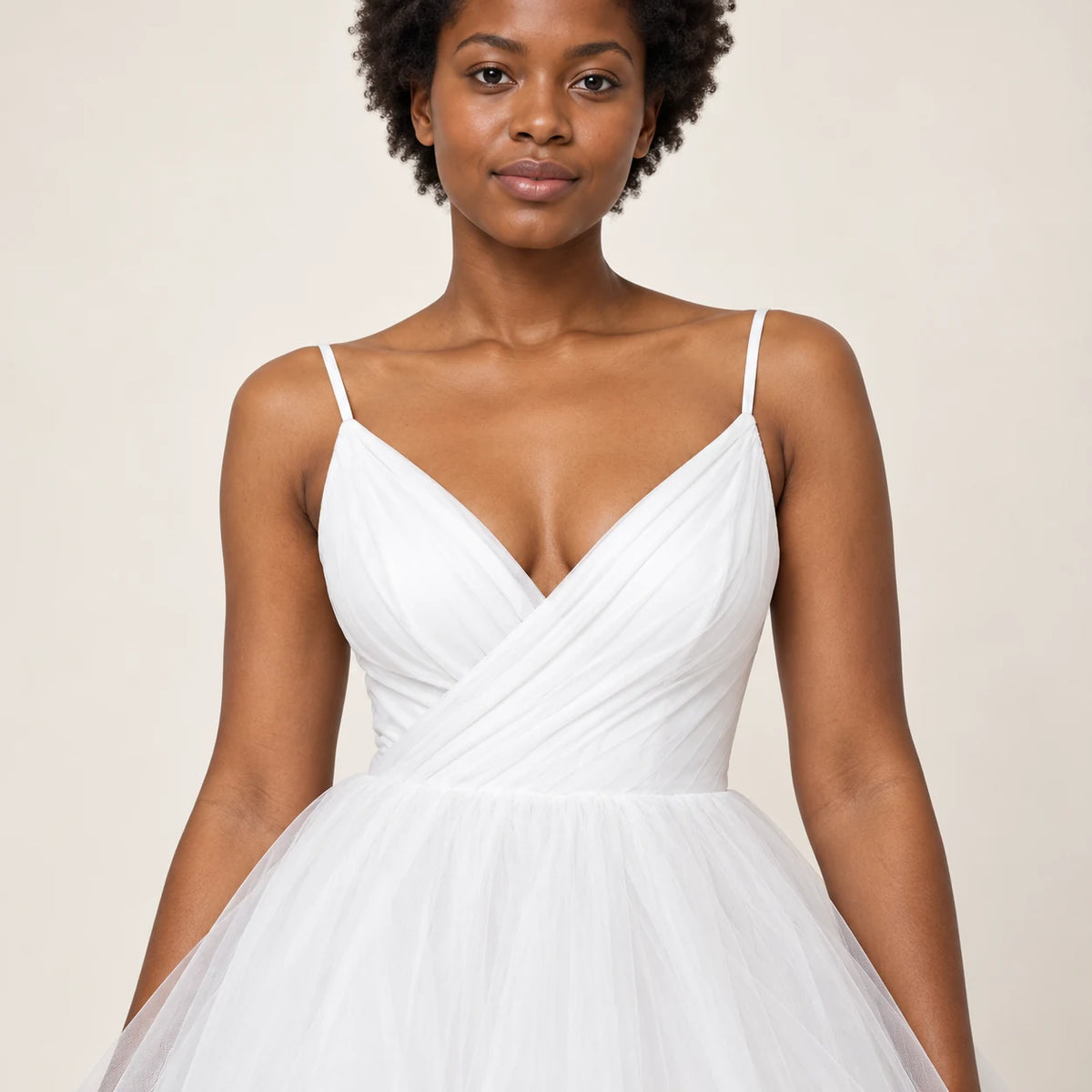 Détail du corsage cache-cœur et des bretelles fines de la robe de mariée blanche