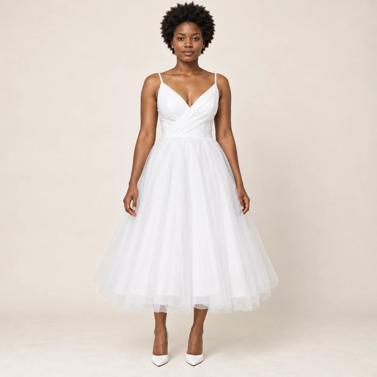 Robe de mariée blanche en tulle à décolleté cache-cœur, vue de face