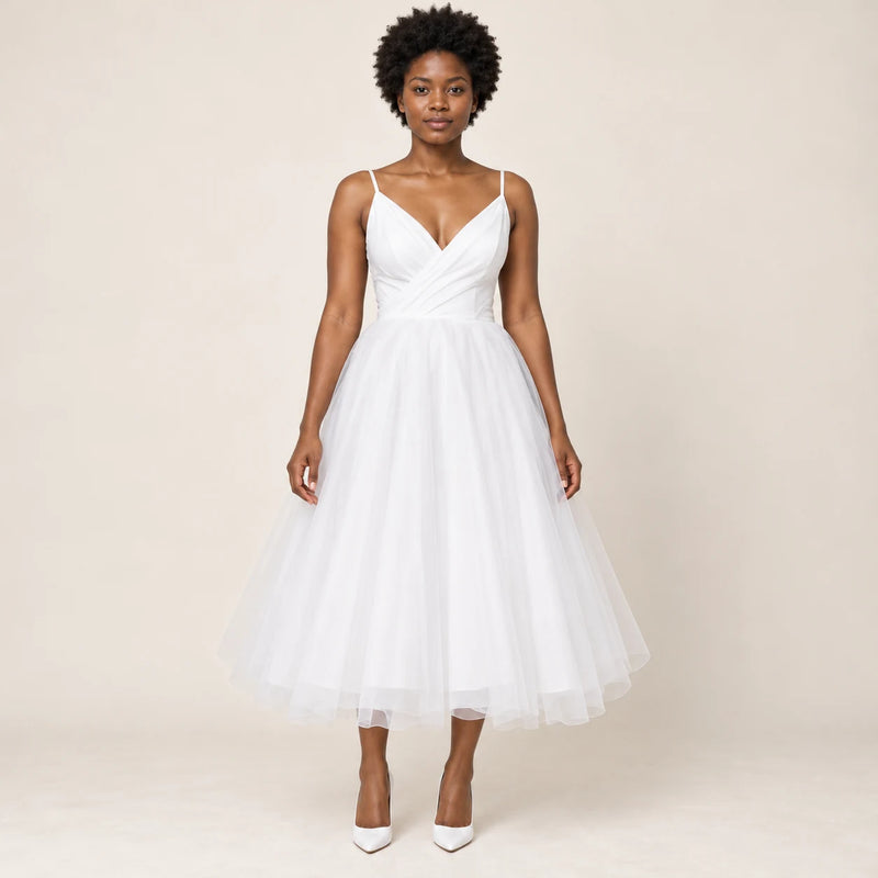 Robe de mariée blanche en tulle à décolleté cache-cœur, vue de face