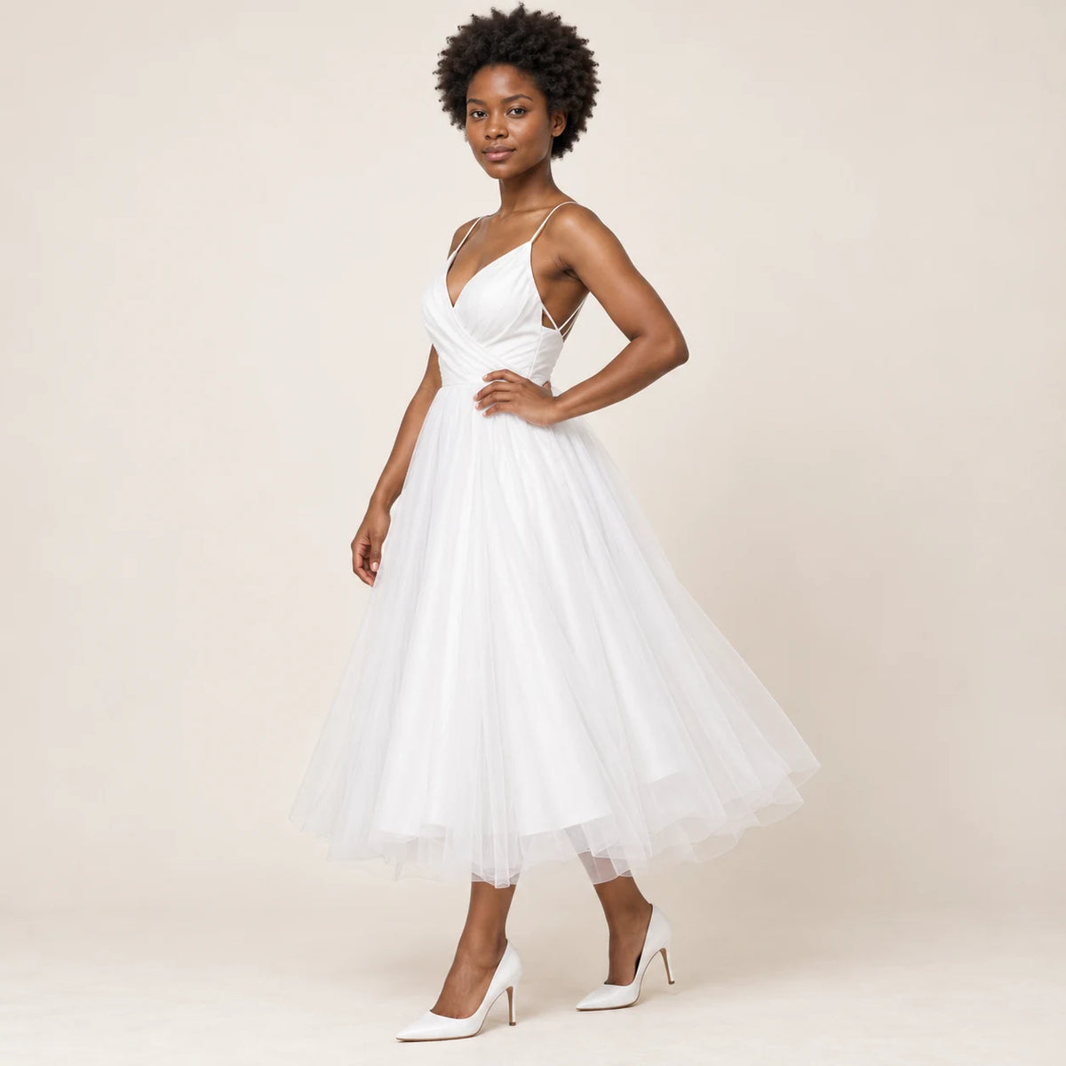 Robe de mariée blanche à décolleté cache-cœur, vue trois quarts