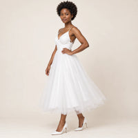Robe de mariée blanche à décolleté cache-cœur, vue trois quarts