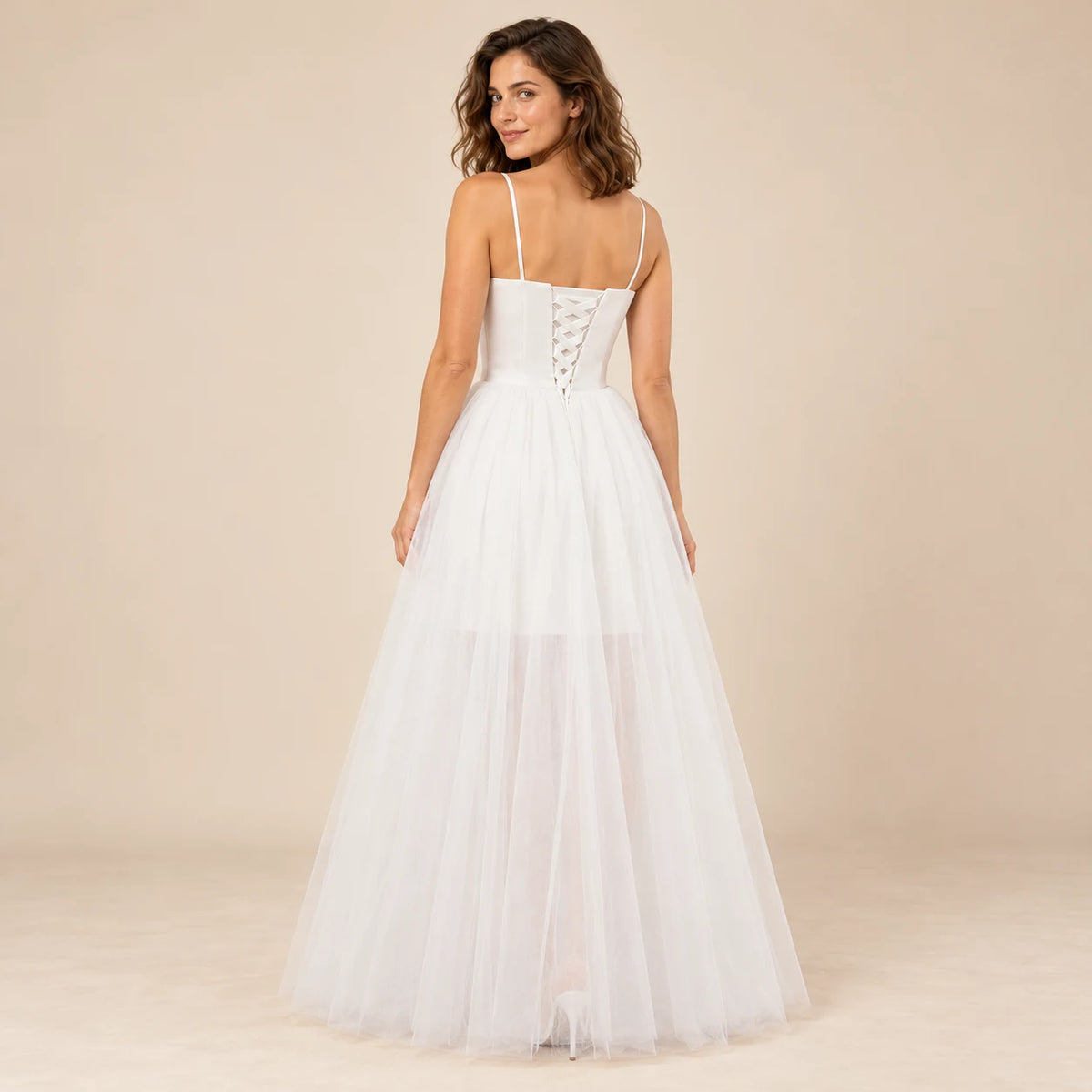 Laçage au dos d’une robe de mariée blanche à bretelles fines