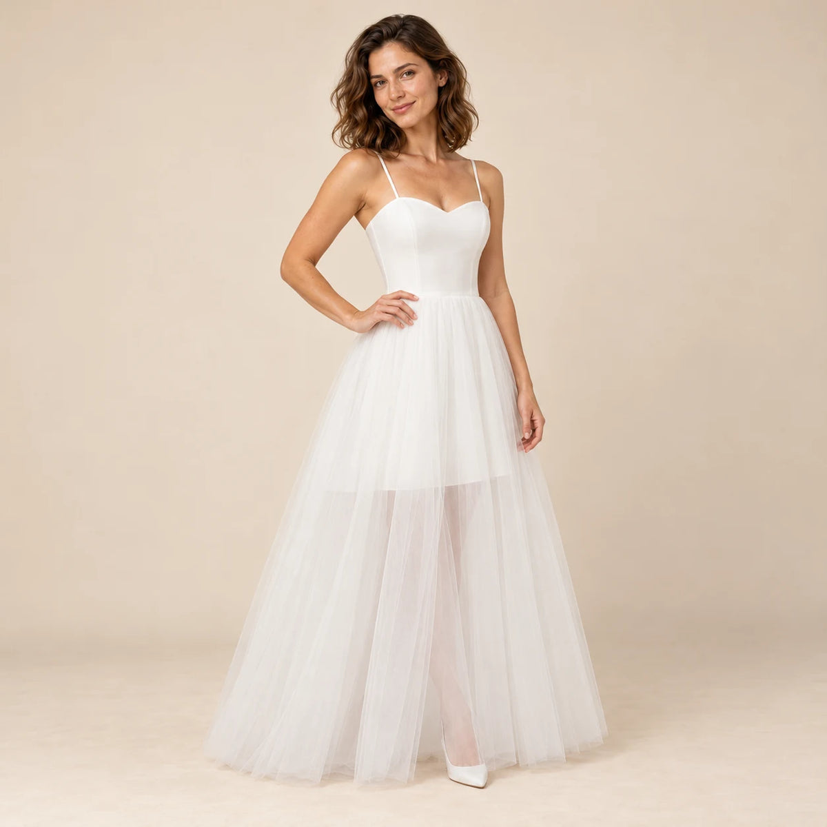 Robe de mariée blanche à jupe ample en tulle portée de trois quarts