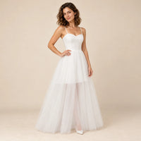 Robe de mariée blanche à jupe ample en tulle portée de trois quarts