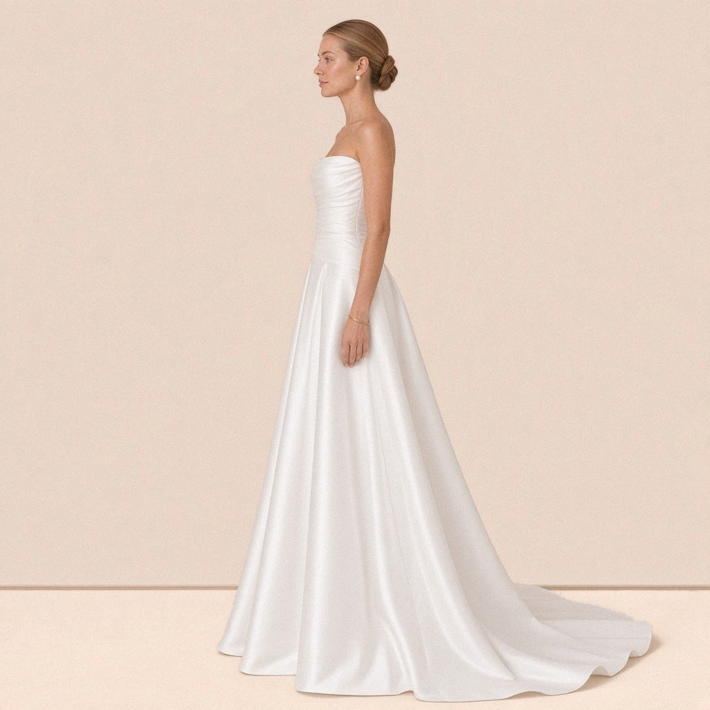 Robe de mariée en satin blanc SAKIWE de profil, jupe trapèze et traîne