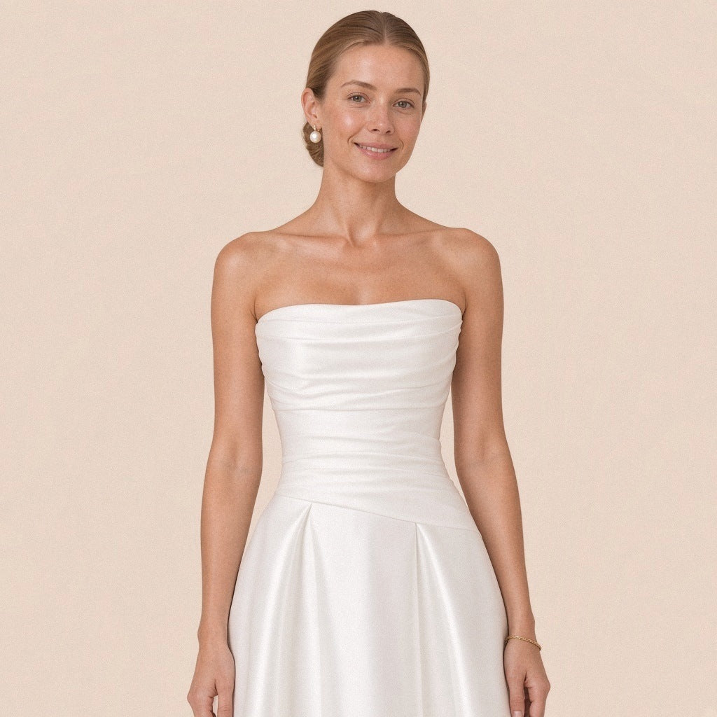 Gros plan du bustier droit et du corsage froncé de la robe de mariée en satin SAKIWE