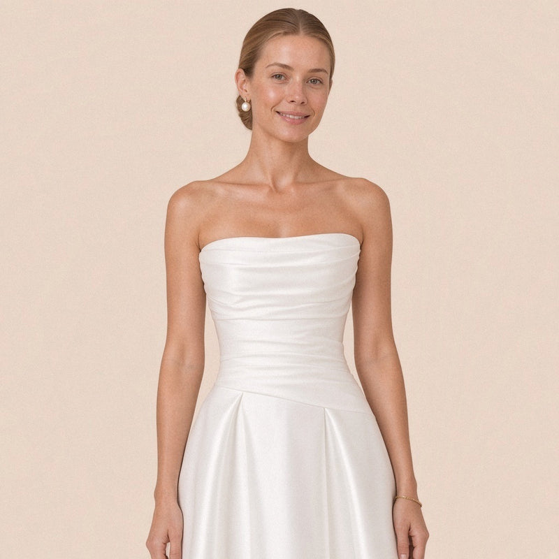 Gros plan du bustier droit et du corsage froncé de la robe de mariée en satin SAKIWE