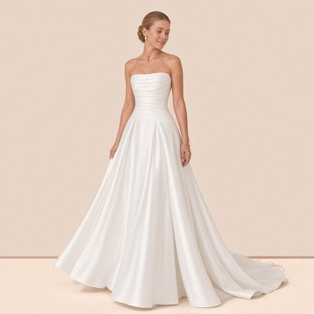 Robe de mariée bustier en satin blanc SAKIWE en mouvement, jupe à grands plis
