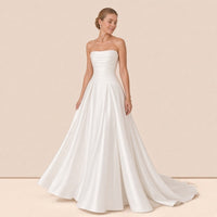 Robe de mariée bustier en satin blanc SAKIWE en mouvement, jupe à grands plis