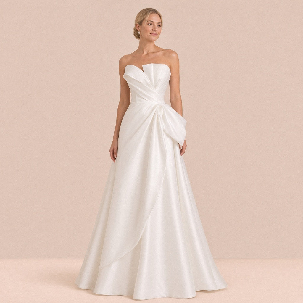 Femme portant la robe de mariée bustier en satin blanc drapée, vue de face