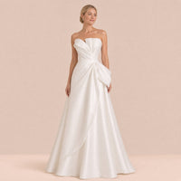 Robe de mariée bustier en satin drapée à pli sculpté sur la hanche