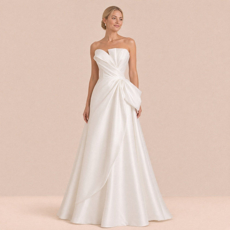 Femme portant la robe de mariée bustier en satin blanc drapée, vue de face