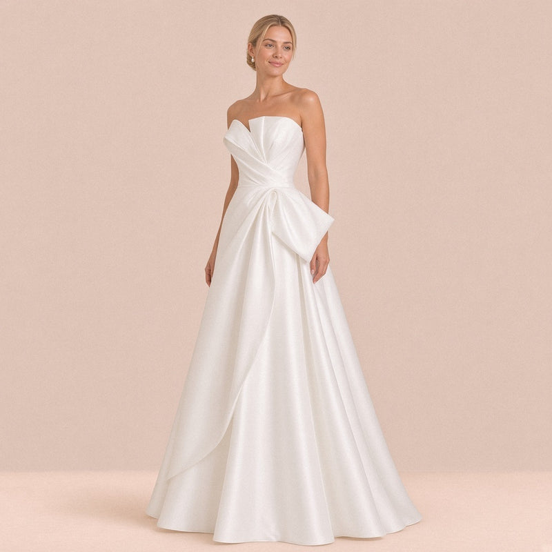 Femme de trois quarts dans la robe de mariée bustier en satin, pan en cascade sur la jupe