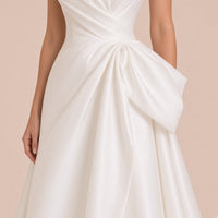 Robe de mariée portée, détail du grand pli sculpté sur la hanche et du pan en cascade