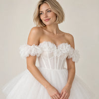 Détail du corsage et des manches bouffantes de la robe blanche courte
