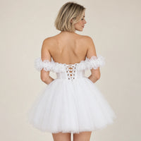 Dos lacé de la robe de mariée courte blanche, épaules dégagées et jupe ample