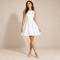 Robe de mariée courte blanche sans manches à jupe évasée, vue de face