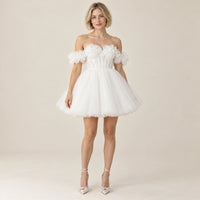 Robe de mariée courte blanche vue de face, épaules dénudées et jupe ample