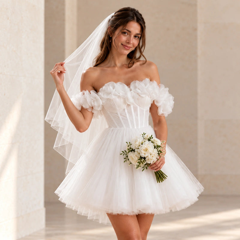 Robe de mariée courte blanche vue de trois quarts, corsage à volants