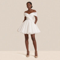 Robe de mariée courte bouffante épaules dénudées et taille corset
