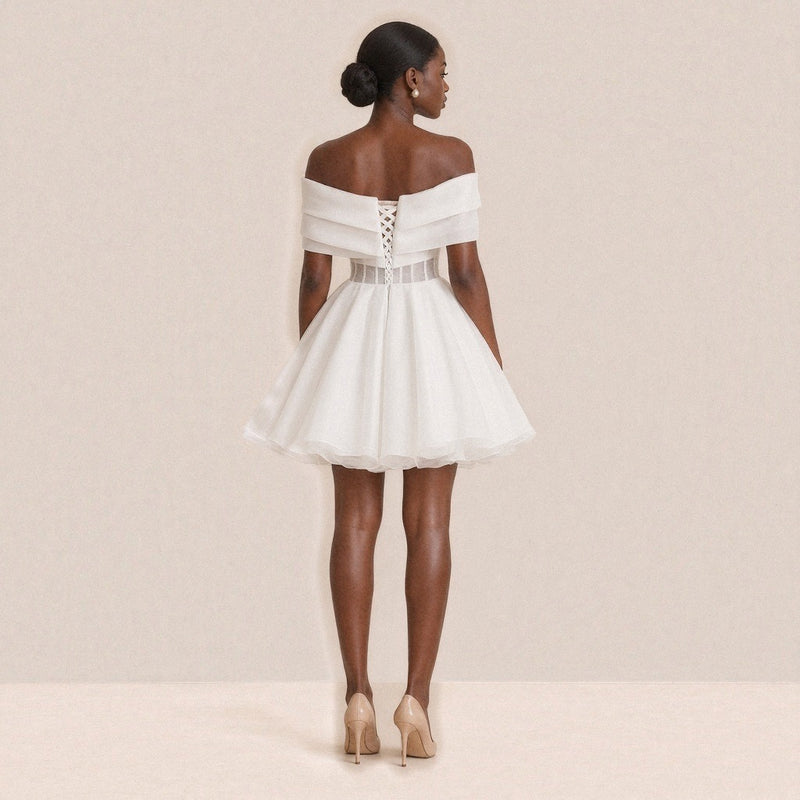 Femme de dos dans la robe de mariée courte : dos à lacets et taille corset transparente