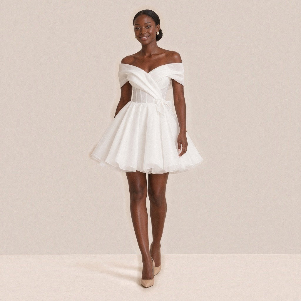 Femme marchant dans la robe de mariée courte bouffante, jupe en mouvement