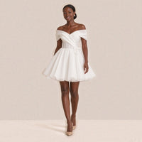 Femme marchant dans la robe de mariée courte bouffante, jupe en mouvement