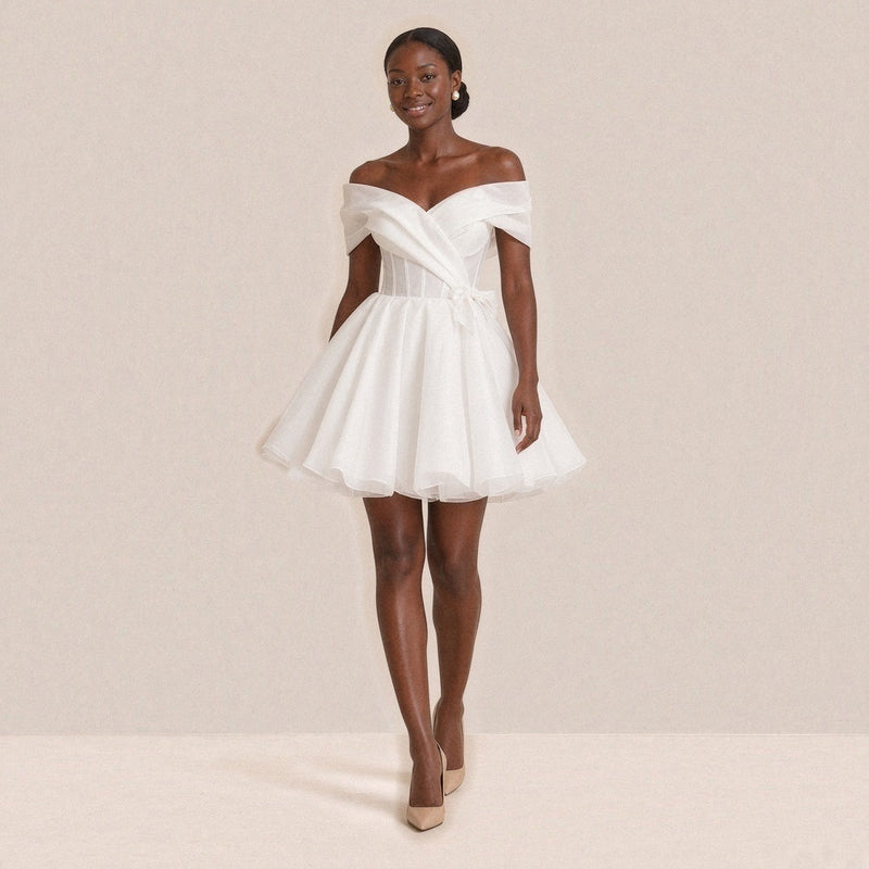 Femme marchant dans la robe de mariée courte bouffante, jupe en mouvement