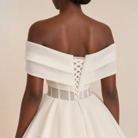 Robe de mariée courte portée, détail du dos à lacets et de la taille à baleines