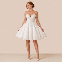 Robe de mariée courte bustier cœur en dentelle portée, vue de face
