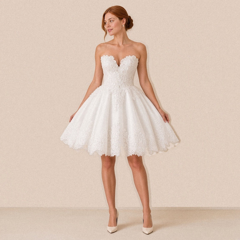 Robe de mariée courte bustier cœur en dentelle portée, vue de face