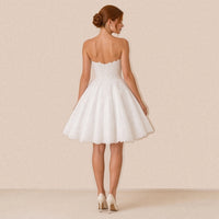Robe de mariée courte bustier cœur en dentelle portée, vue de dos