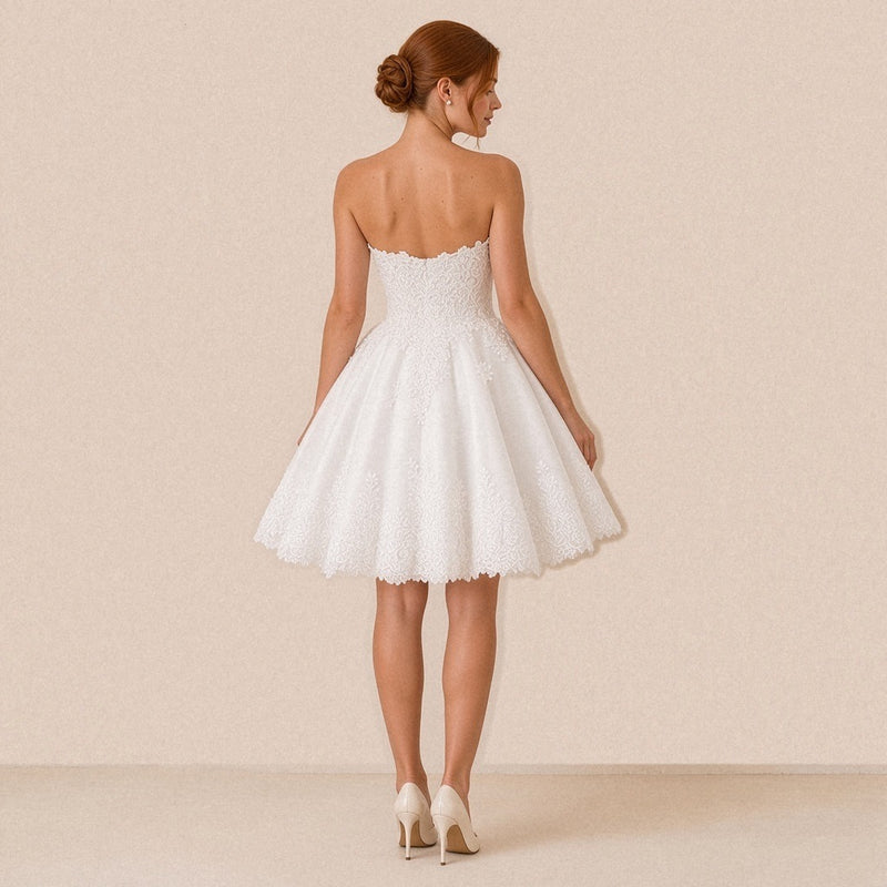 Robe de mariée courte bustier cœur en dentelle portée, vue de dos