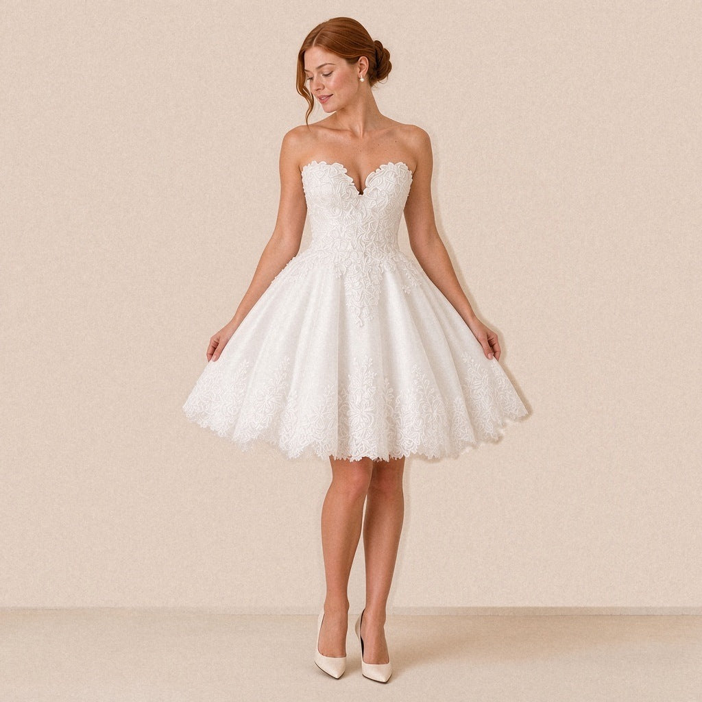 Robe de mariée courte bustier cœur en dentelle portée, vue trois quarts