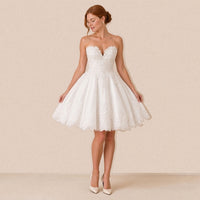 Robe de mariée courte bustier cœur en dentelle portée, vue trois quarts