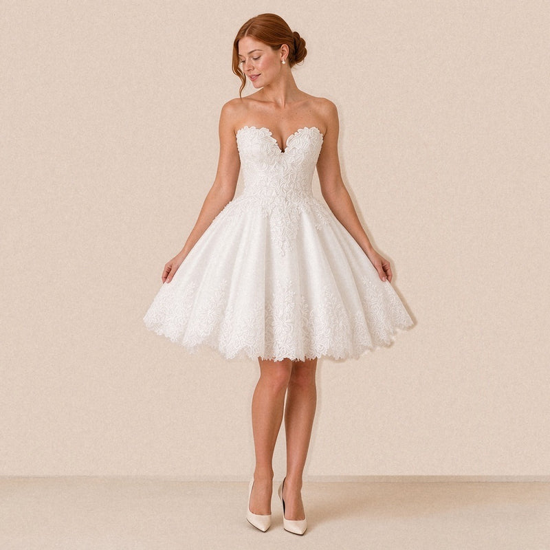 Robe de mariée courte bustier cœur en dentelle portée, vue trois quarts