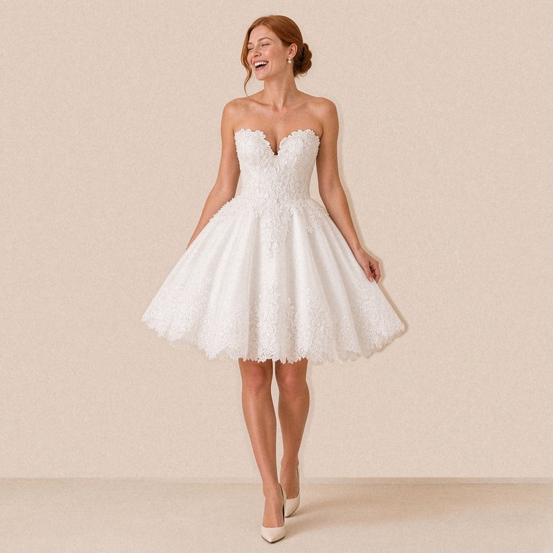 Robe de mariée courte bustier cœur en dentelle portée, en mouvement