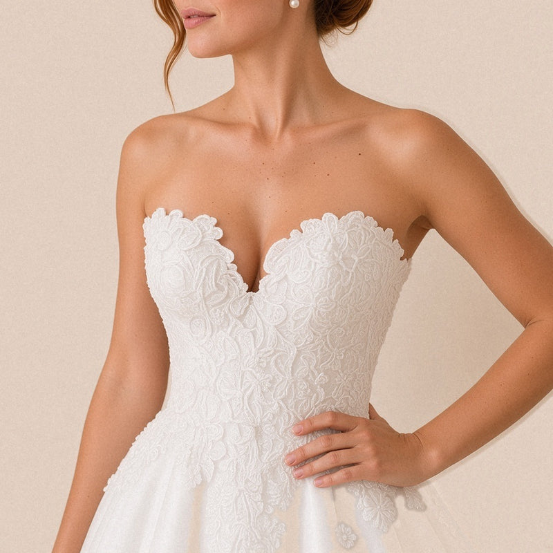 Détail du décolleté en cœur et du corsage en dentelle appliquée