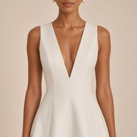 Robe de mariée courte portée, détail du décolleté en V plongeant et du buste ajusté